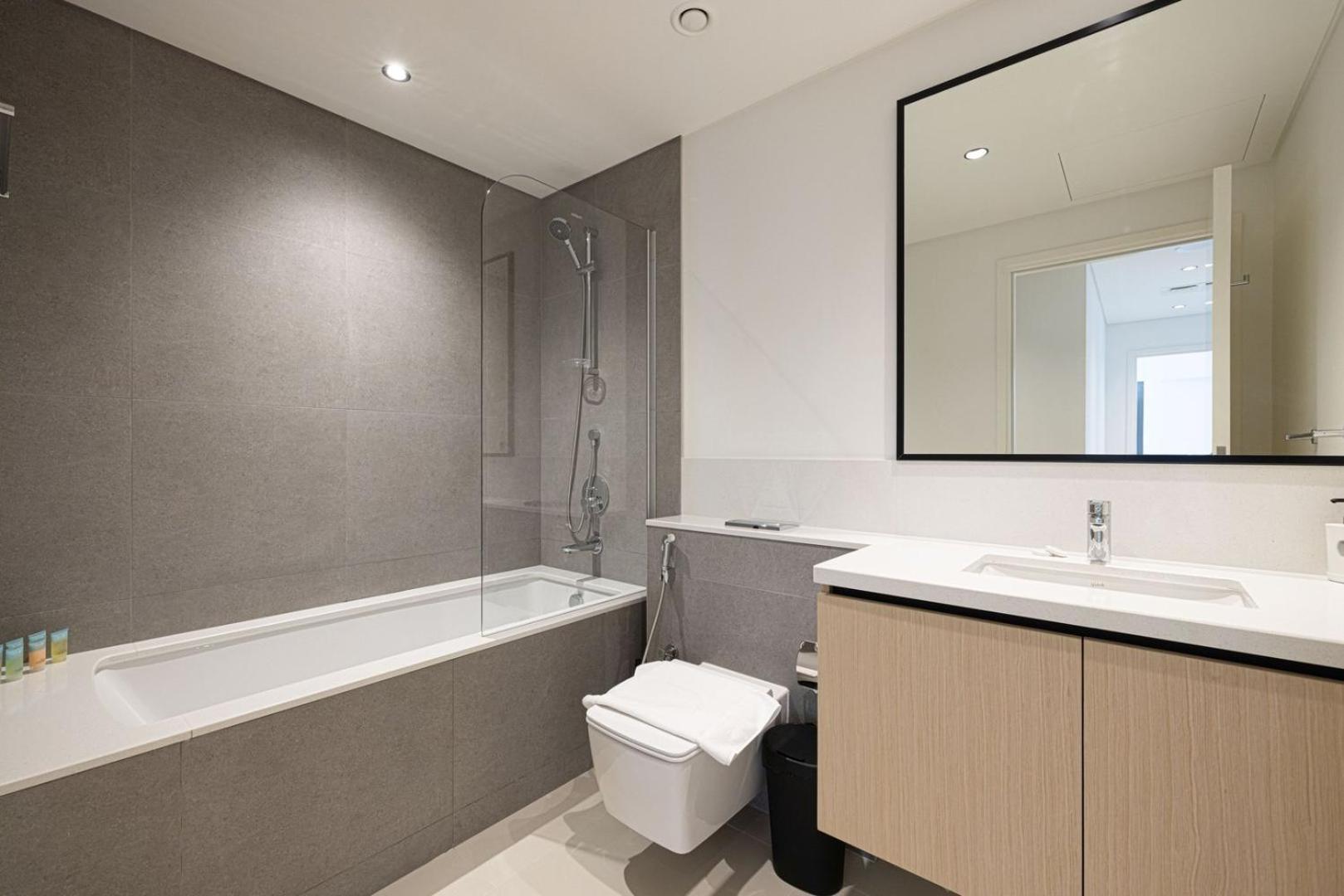Luxe | 2br | Sea & View | 5 Min To Mall *